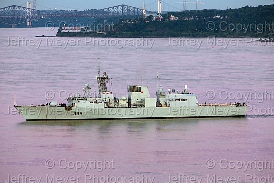 HMCS Toronto FFH 333 sailing in the St. Lawrence, Québec City.  
