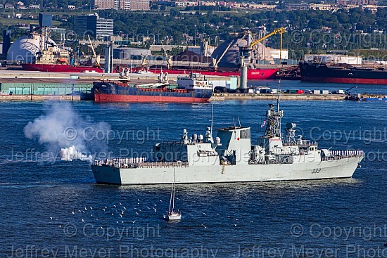 HMCS Toronto FFH 333 sailing in the St. Lawrence, Québec City.  