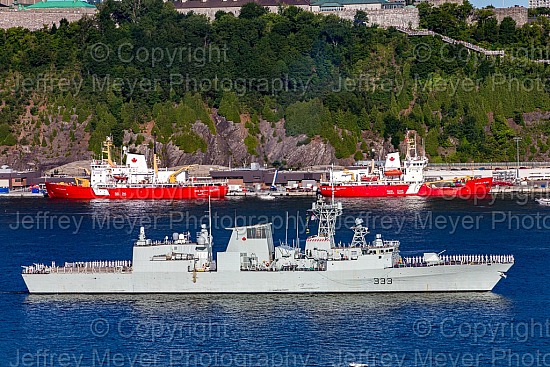 HMCS Toronto FFH 333 sailing in the St. Lawrence, Québec City.  