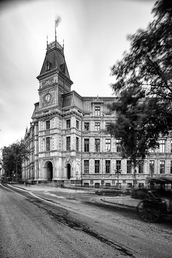 Palais du Justice in Québec City, with horse and buggy motion blur